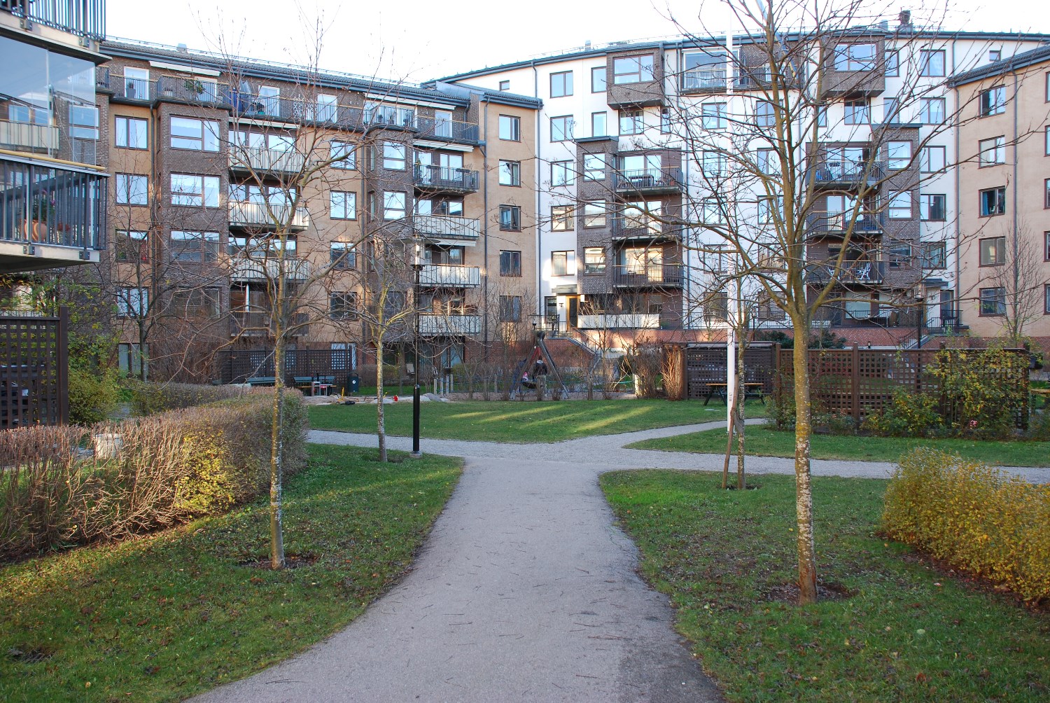 Innergården med lekplats och grönytor